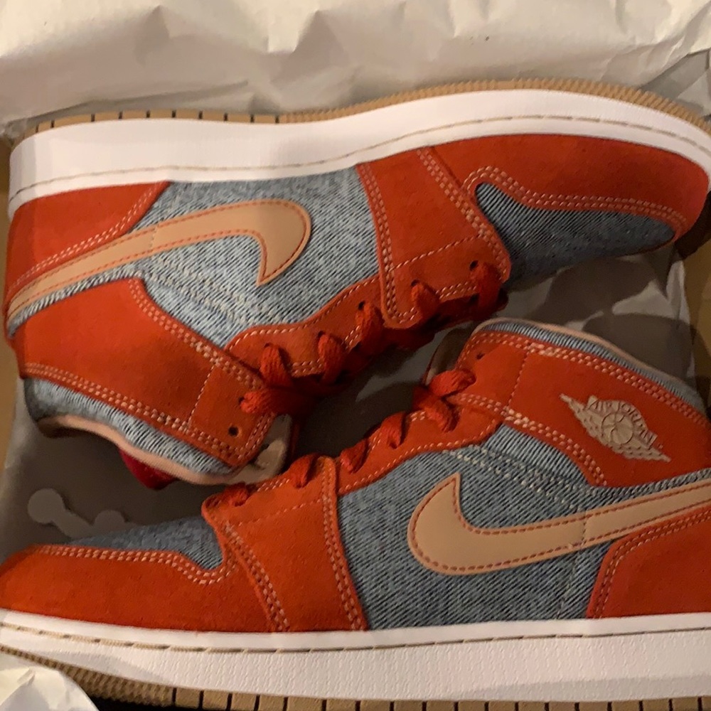 New in box Air Jordan 1 Mid SE (GS)